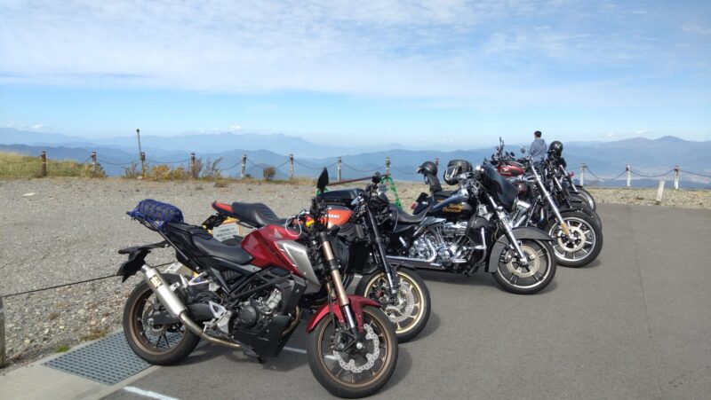 美ヶ原高原に止まるバイクと山々