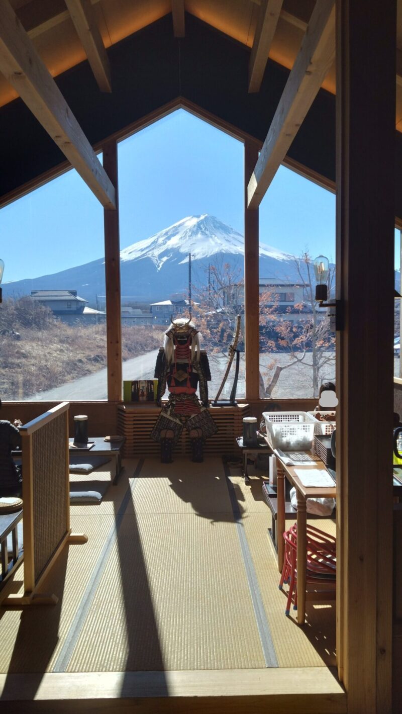 歩成店内から富士山を望む様子