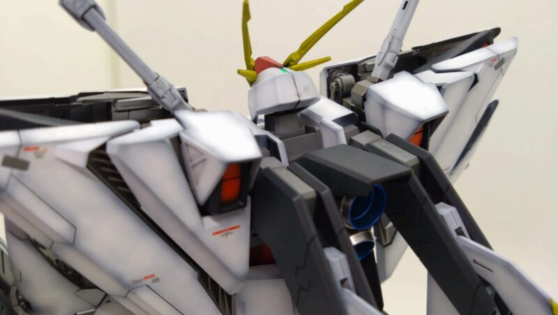 クスィーガンダム背部左からの画像