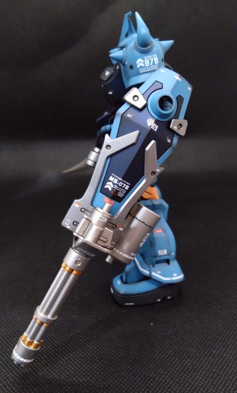 HGグフカスタムの全塗装後の6連ガトリングを装備したシールドの様子