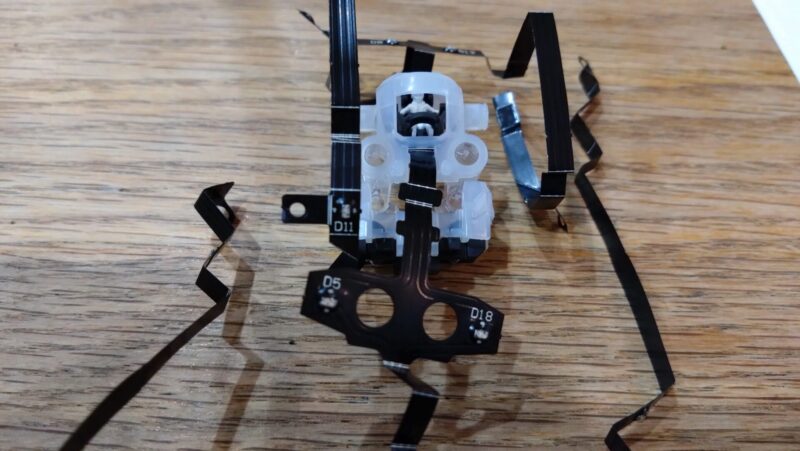 フレキシブルLEDシートにパーツを取り付けた様子