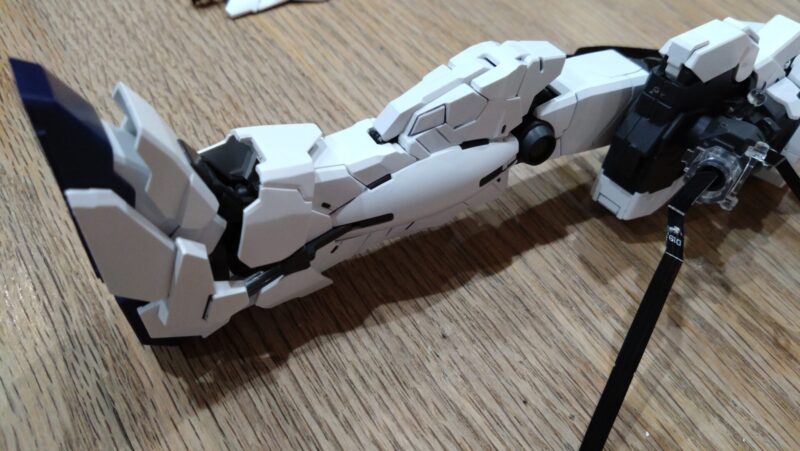 右脚部の組み立て完了