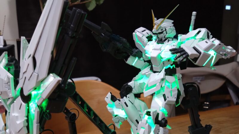 ポージングして緑に発光するユニコーンガンダム