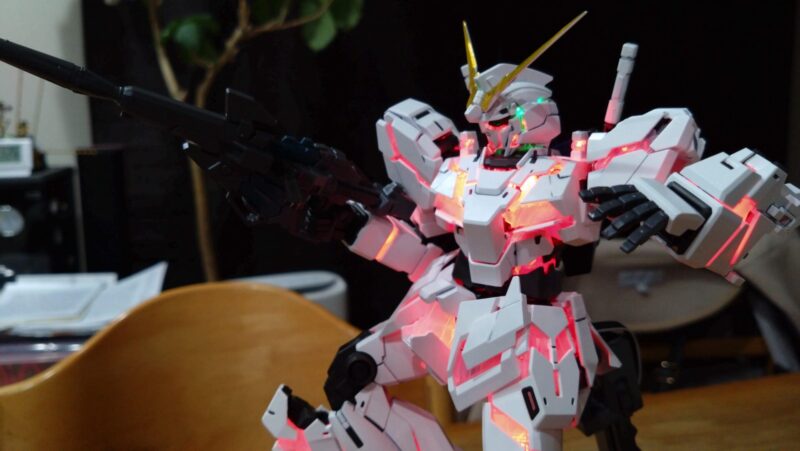 ポージングして赤に発光するユニコーンガンダム