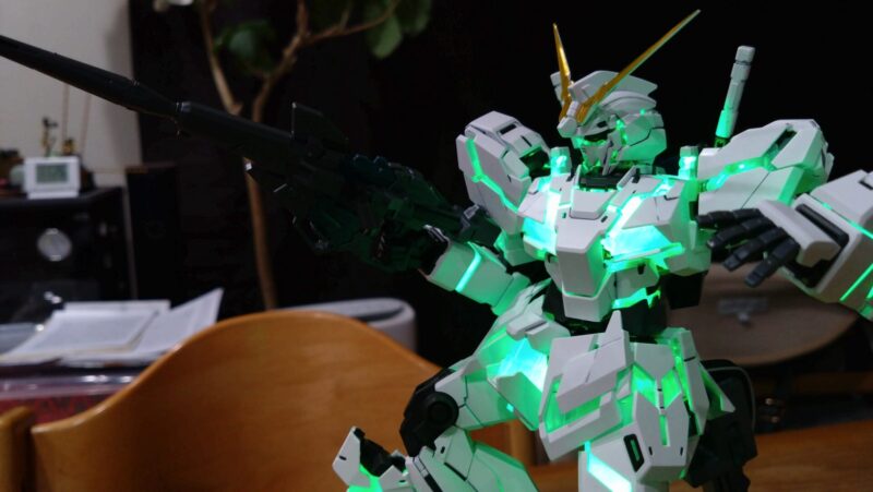 ポージングして緑に発光するユニコーンガンダム2