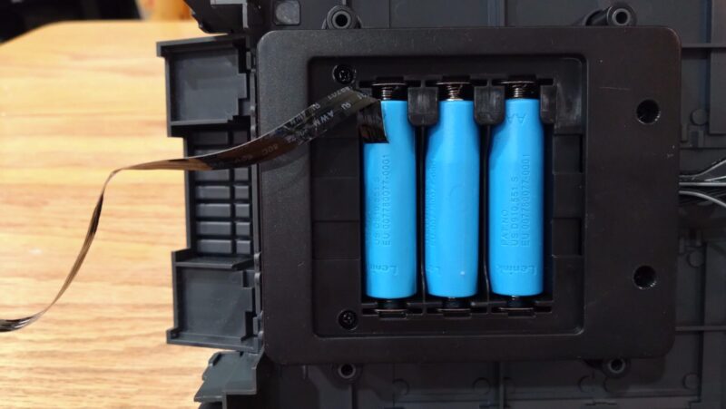 ダミー電池をセットする