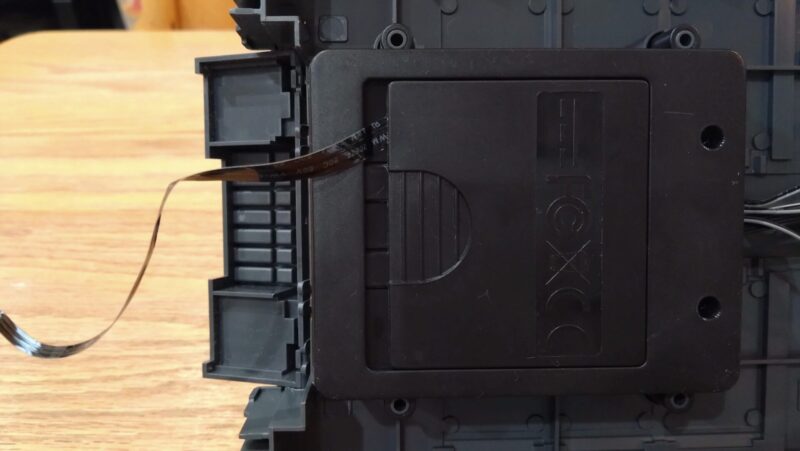 ダミー電池の配線が出ている様子