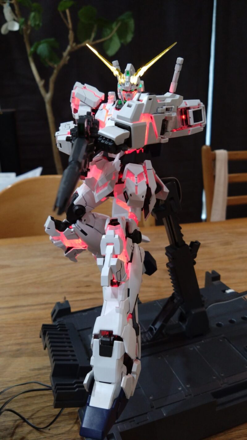 ビームマグナムを構えるユニコーンガンダム