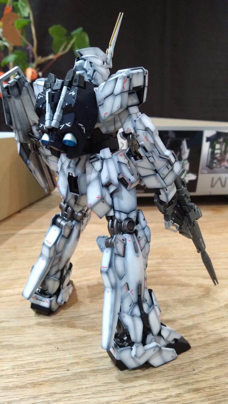 グラデーション塗装したユニコーンガンダムユニコーンモード3