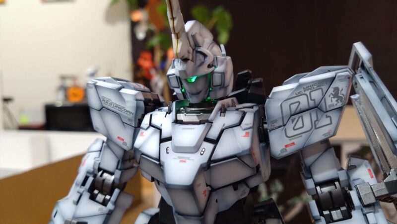 グラデーション塗装したユニコーンガンダムユニコーンモードのバストアップ