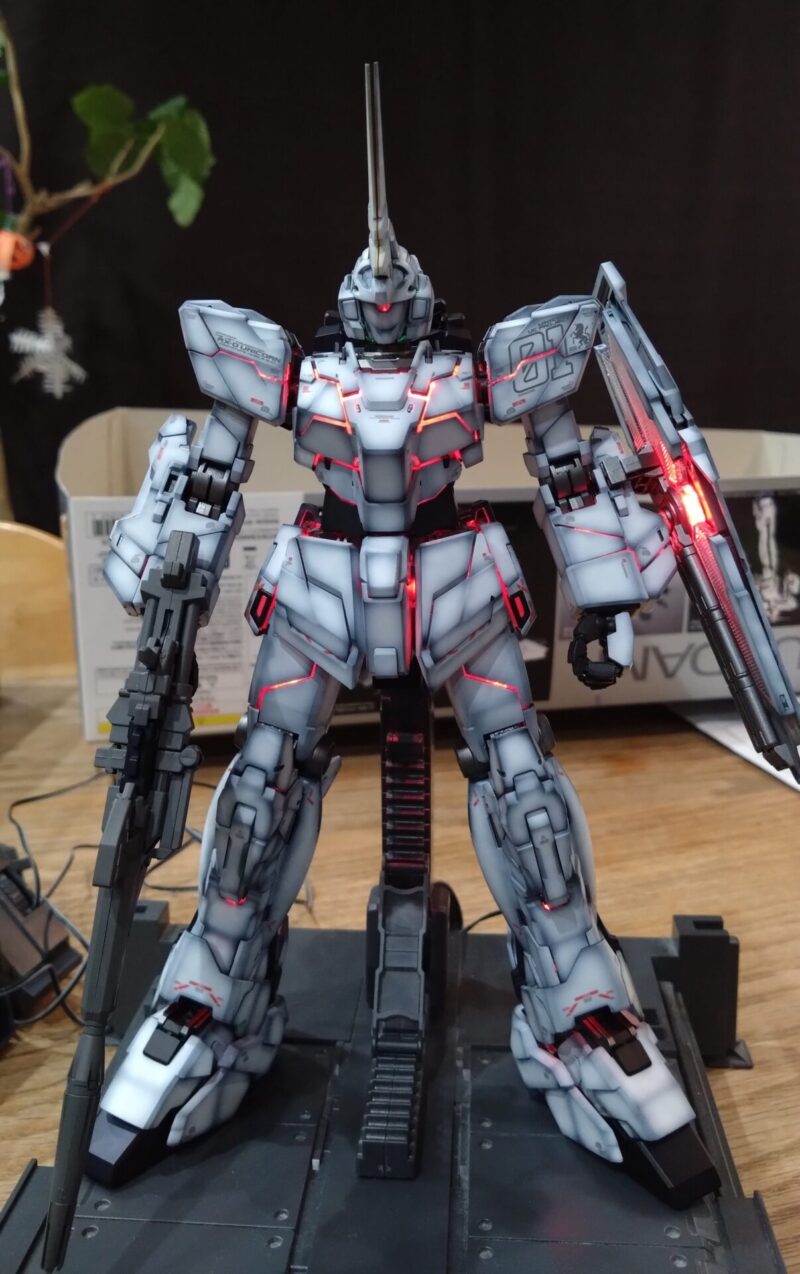 グラデーション塗装したユニコーンガンダムユニコーンモードの赤発光