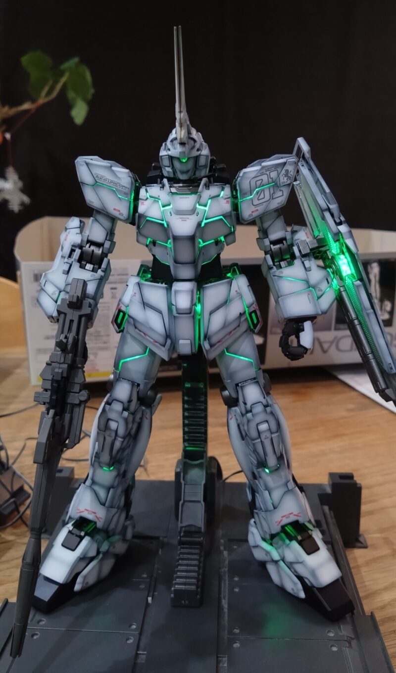 グラデーション塗装したユニコーンガンダムユニコーンモード緑発光