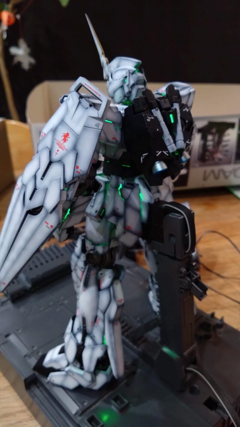 グラデーション塗装したユニコーンガンダムユニコーンモード緑発光背面