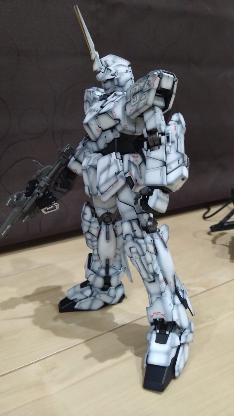 グラデーション塗装したユニコーンガンダムユニコーンモードの斜めからの画像