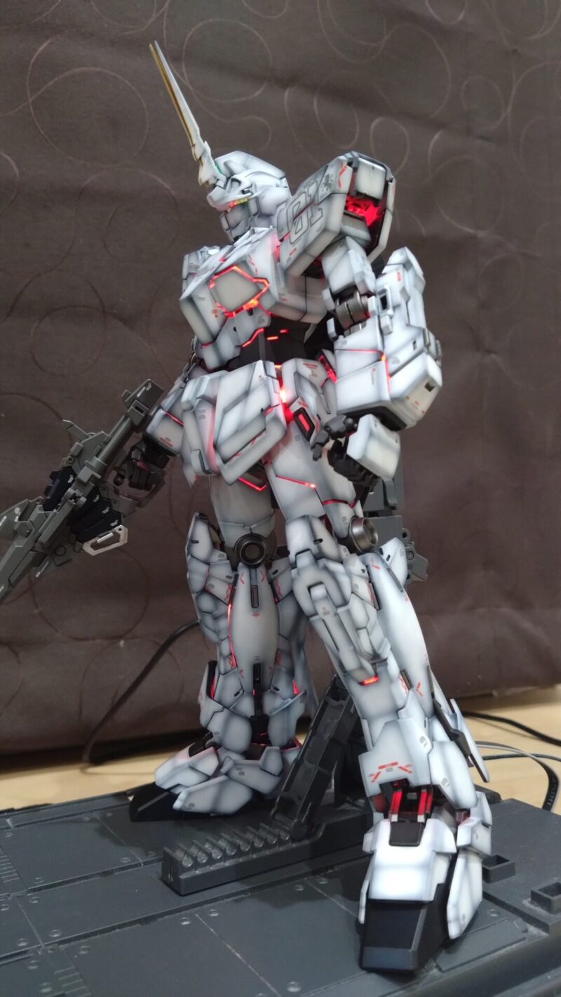 グラデーション塗装したユニコーンガンダムユニコーンモードの下からの画像