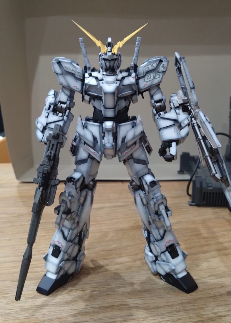 グラデーション塗装したユニコーンガンダムデストロイモード1