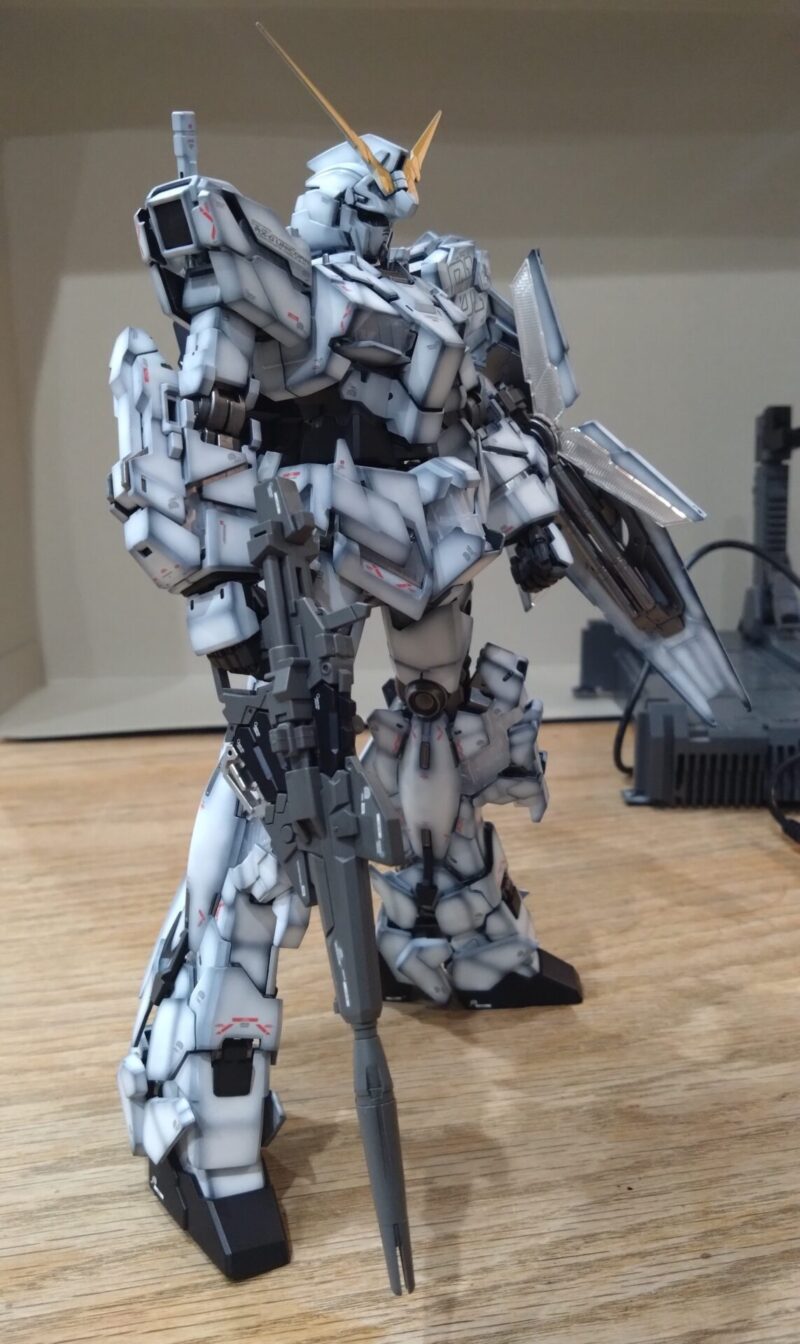 グラデーション塗装したユニコーンガンダムデストロイモード2