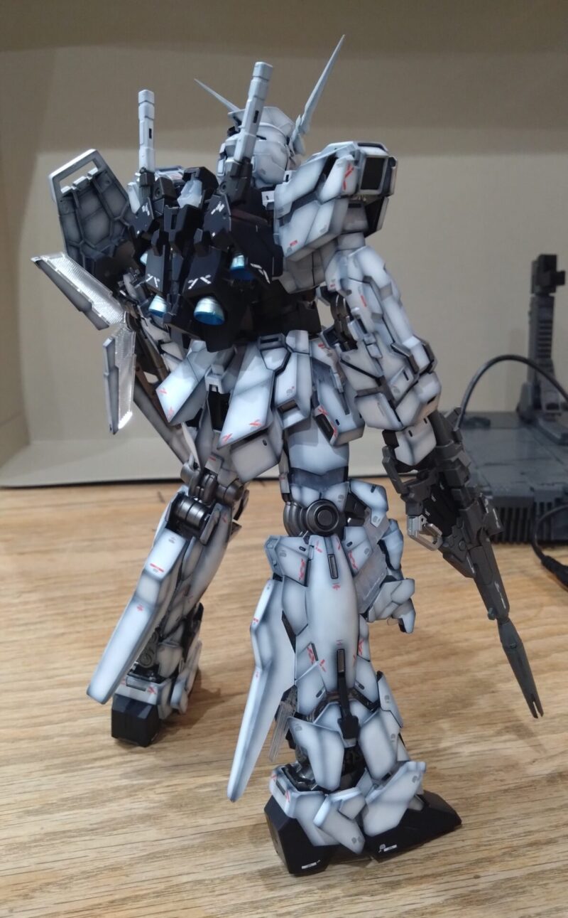 グラデーション塗装したユニコーンガンダムデストロイモード3