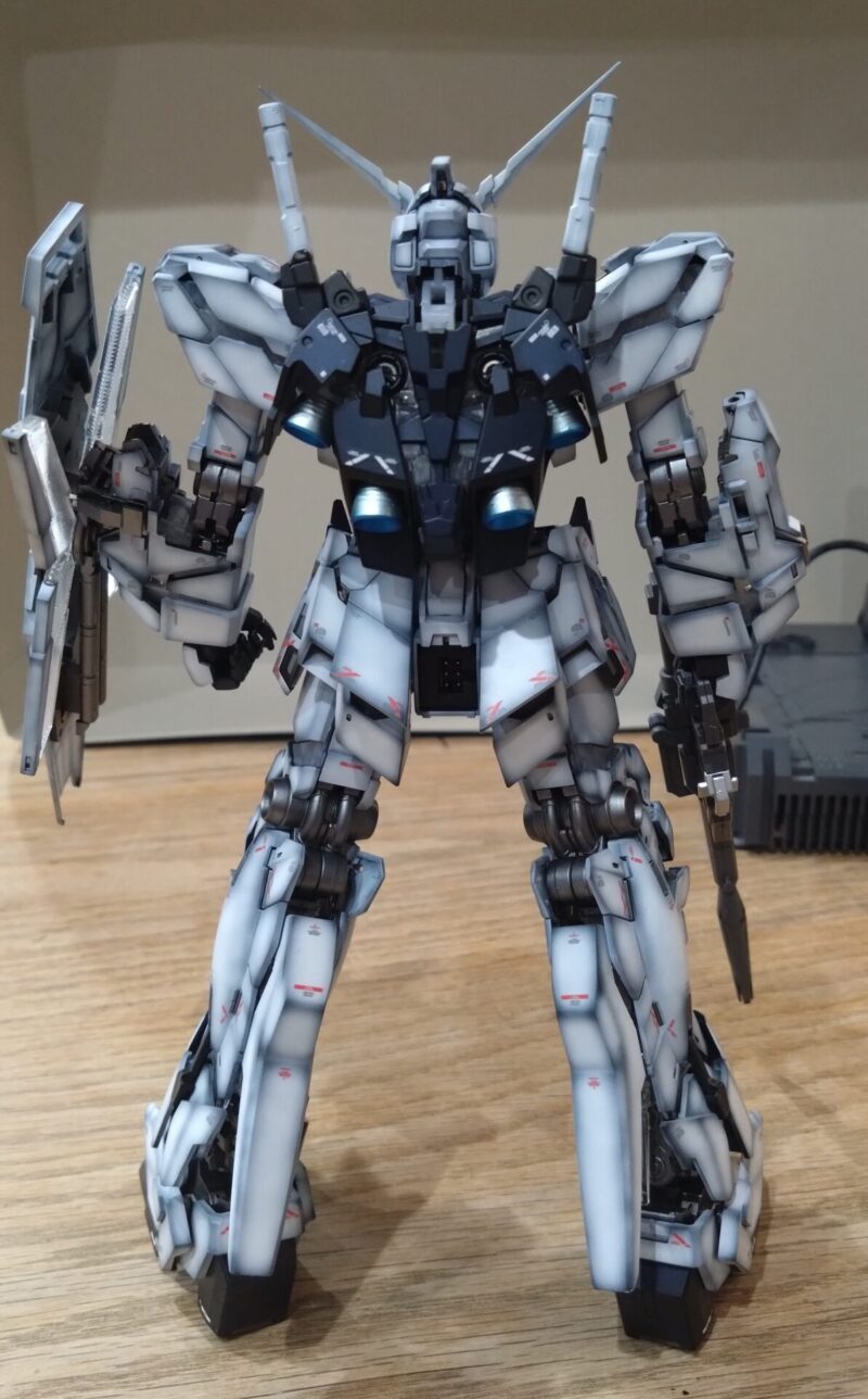 グラデーション塗装したユニコーンガンダムデストロイモード4