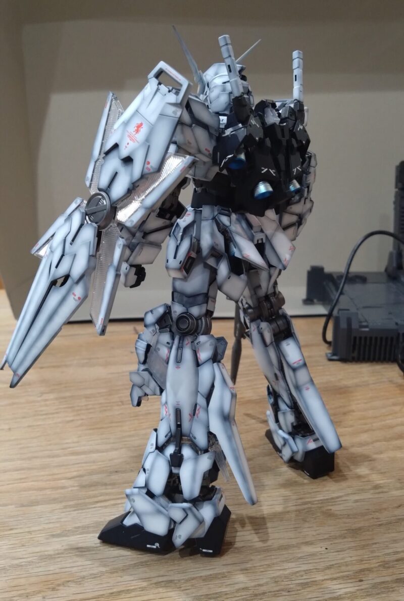 グラデーション塗装したユニコーンガンダムデストロイモード5