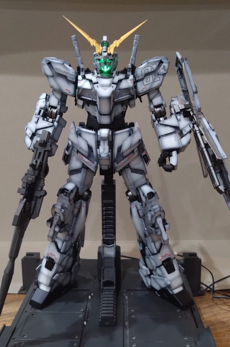 グラデーション塗装したユニコーンガンダムデストロイモードの頭部発光