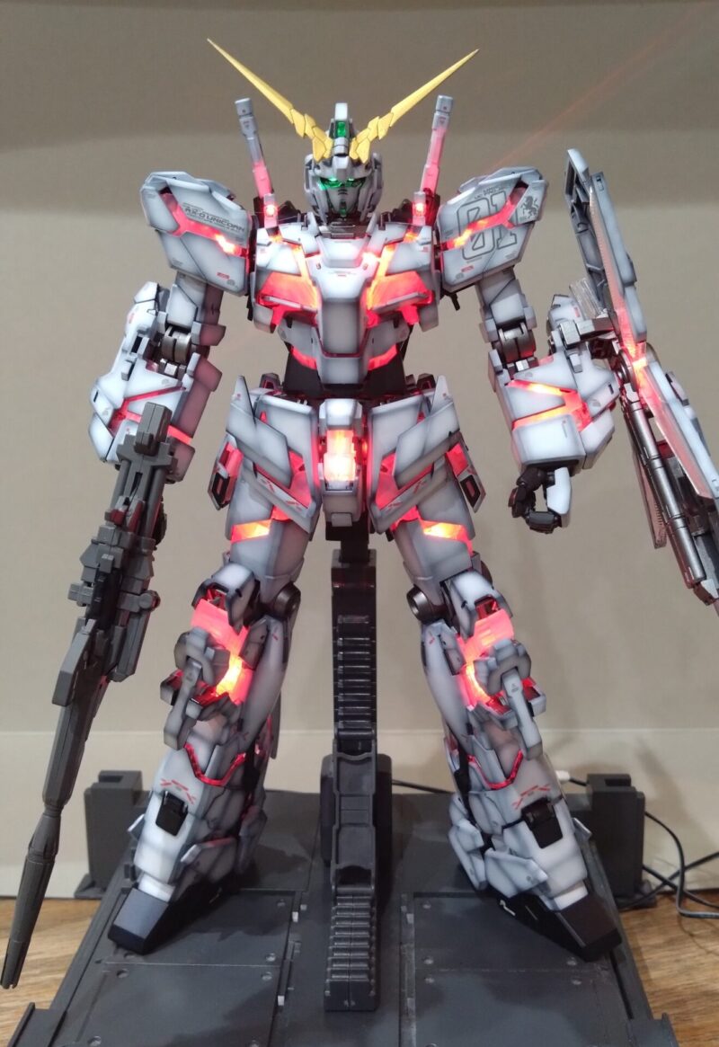 グラデーション塗装したユニコーンガンダムデストロイモードの赤発光