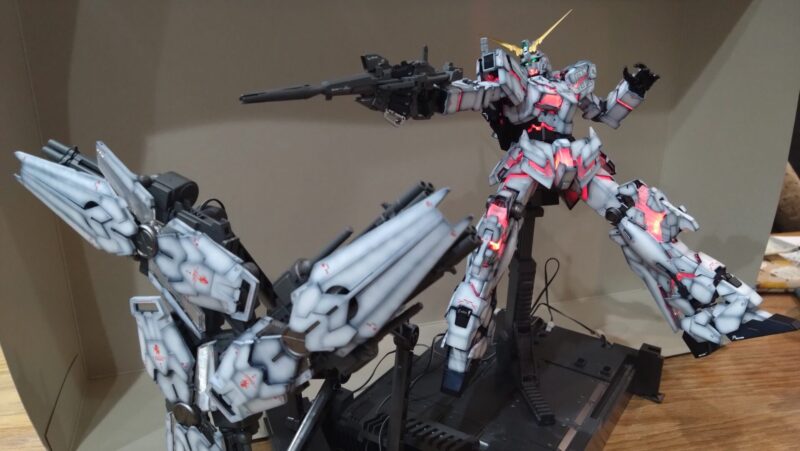 グラデーション塗装したユニコーンガンダムデストロイモードがビームマグナムを発射