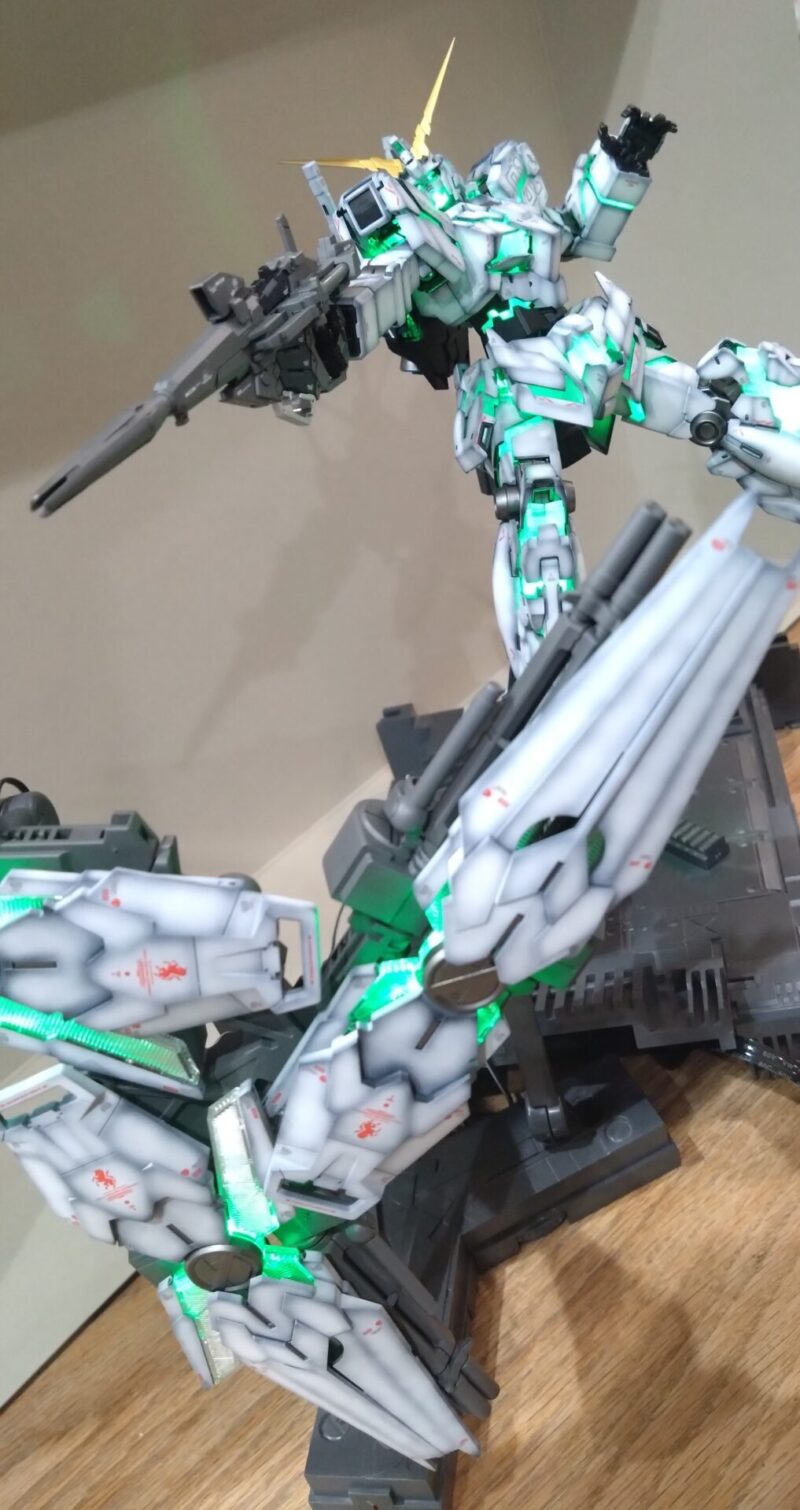 グラデーション塗装したユニコーンガンダムデストロイモードが覚醒してビームマグナムを発射