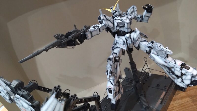 グラデーション塗装したユニコーンガンダムデストロイモードが未発光でビームマグナムを発射