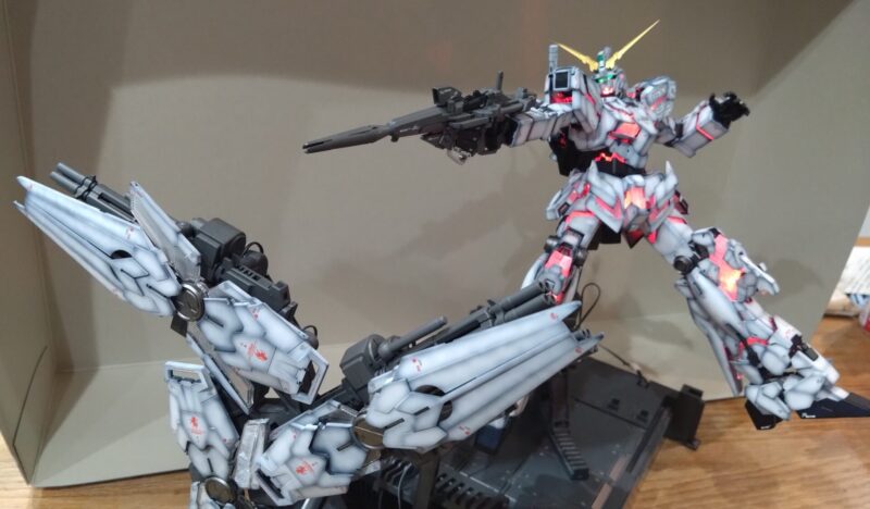 グラデーション塗装したユニコーンガンダムデストロイモードが赤く発光しビームマグナムを発射