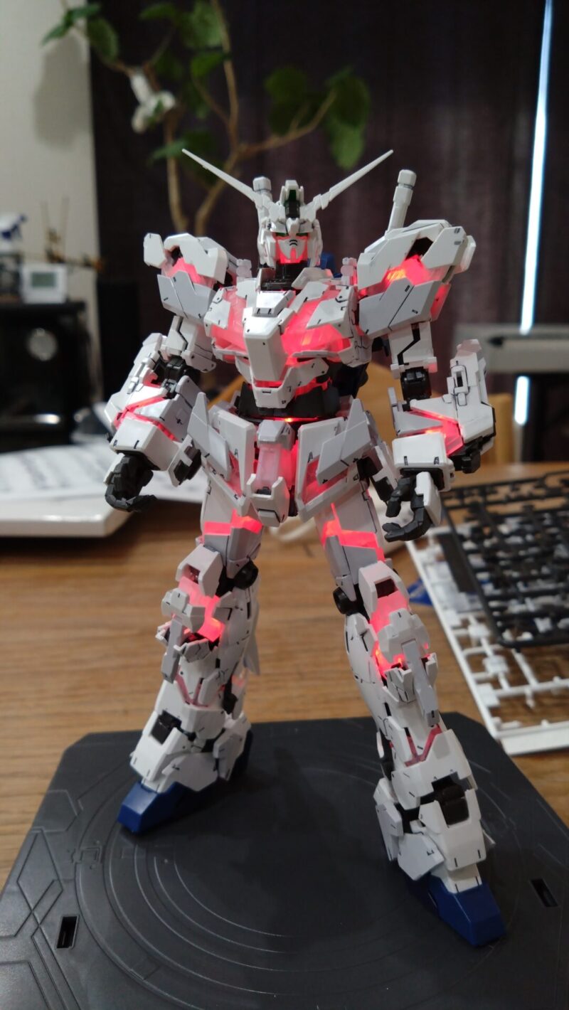 RGユニコーンガンダムライティングモデルが赤く発光する様子