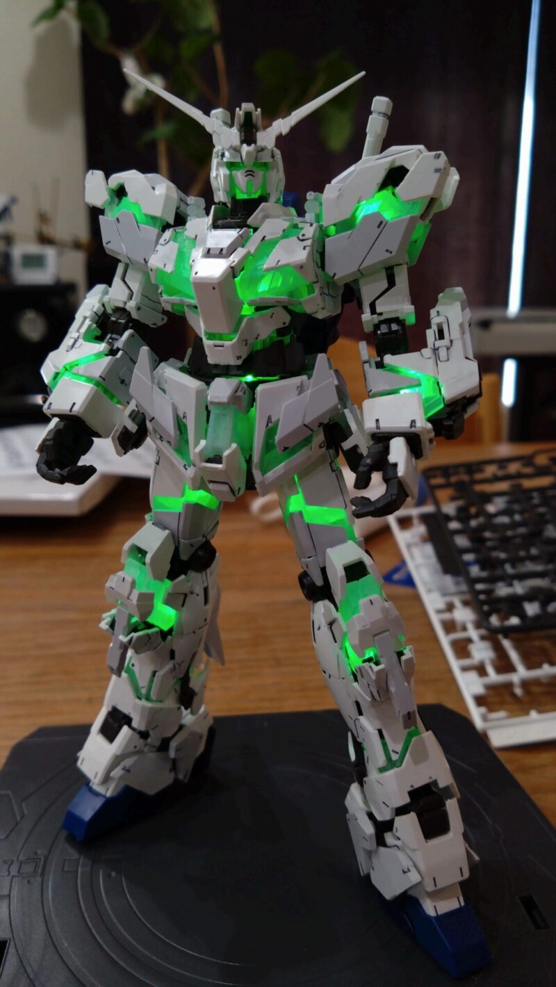 RGユニコーンガンダムライティングモデルが緑に発光する様子