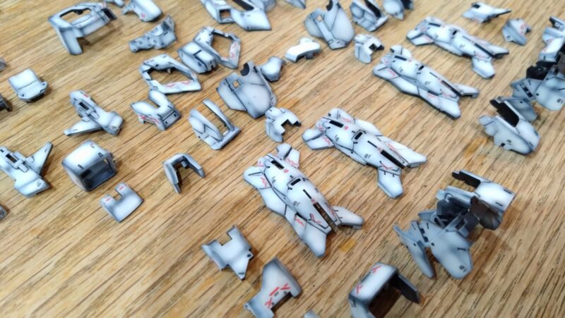 ホワイトにグラデーション塗装したパーツのアップ