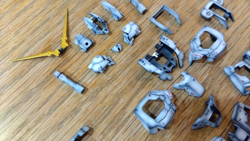 アンテナはゴールドに塗装