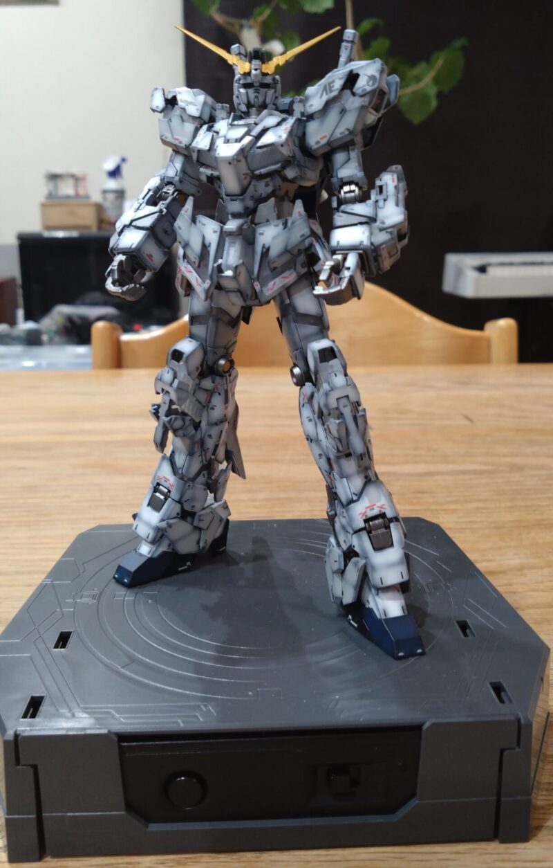 グラデーション塗装したRGユニコーンガンダムライティングモデルの正面