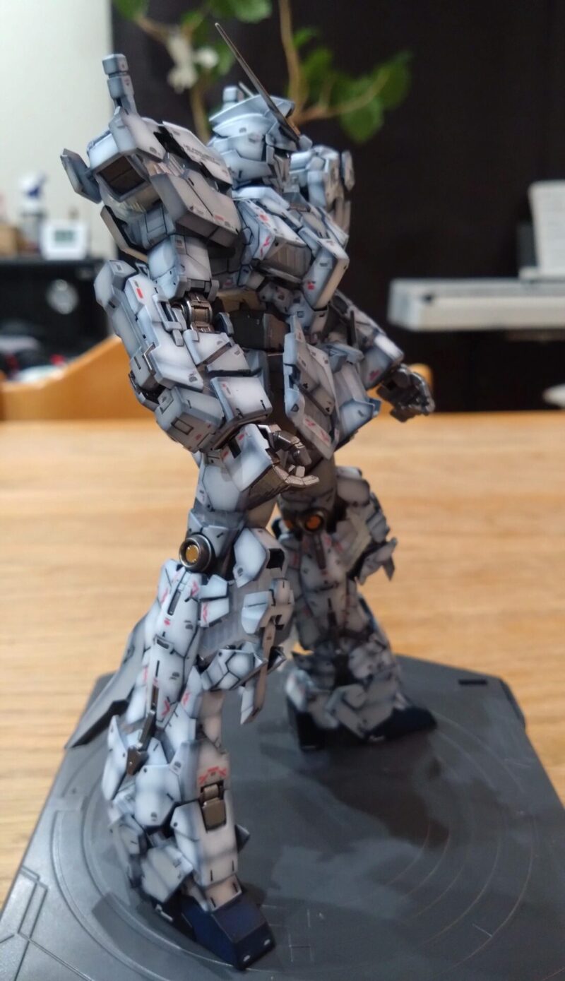 グラデーション塗装したRGユニコーンガンダムライティングモデルの右からの様子