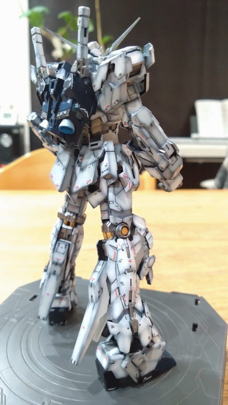 グラデーション塗装したRGユニコーンガンダムライティングモデルの右後ろからの様子