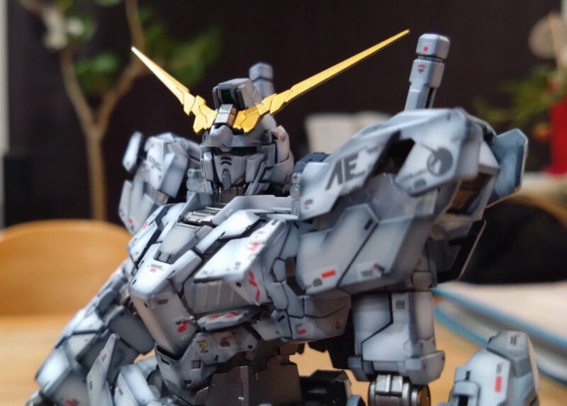 グラデーション塗装したRGユニコーンガンダムライティングモデルのバストアップ