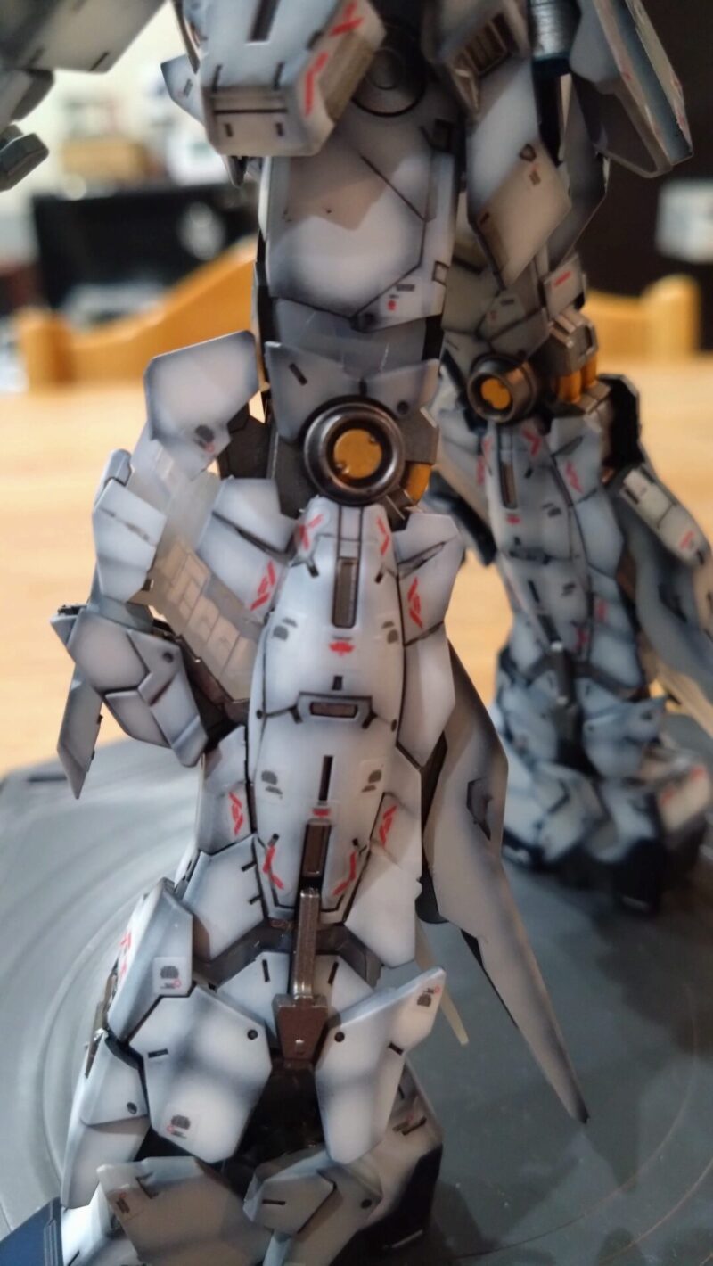 グラデーション塗装したRGユニコーンガンダムライティングモデルの脚部アップ