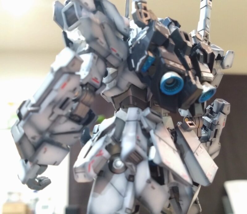 グラデーション塗装したRGユニコーンガンダムライティングモデルの背面アップ