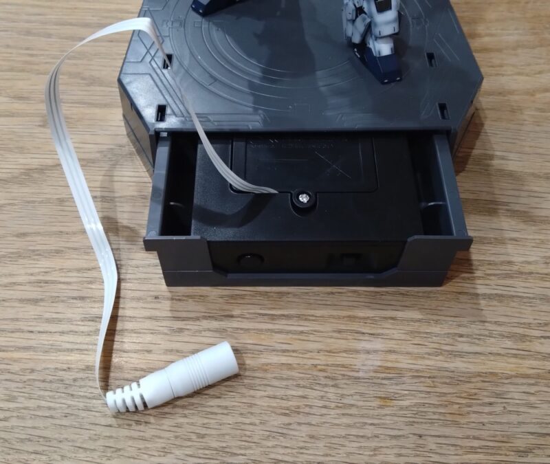 ダミー電池を入れてバッテリーケースを閉じる