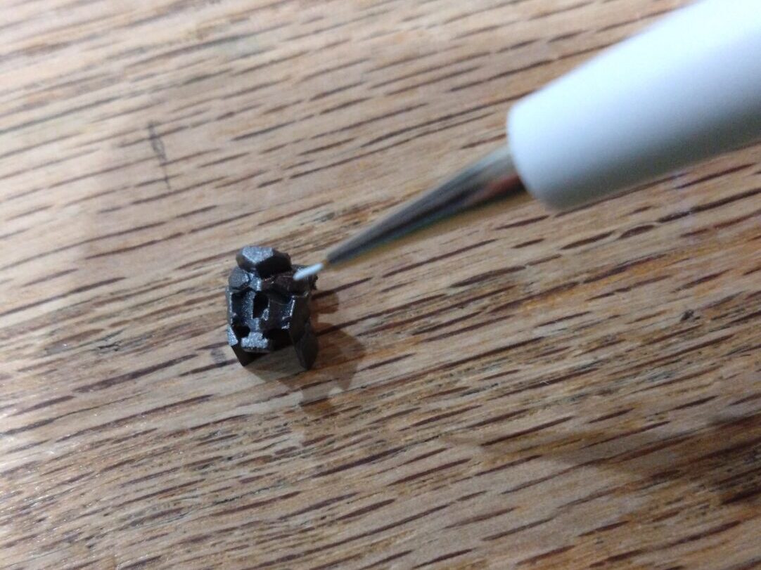 ツインアイにまず白を塗装する