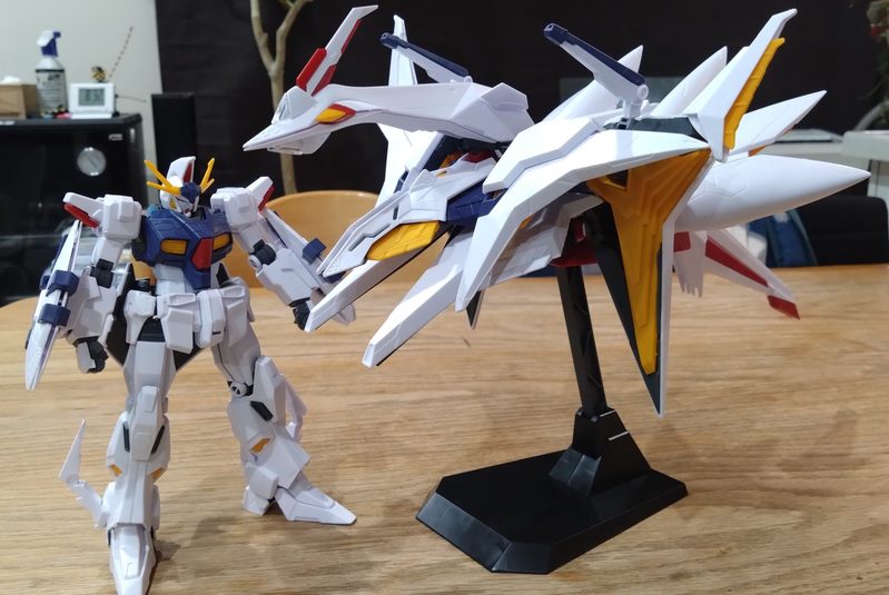 仮組みのオデュッセウスガンダムとFFユニットを並べて