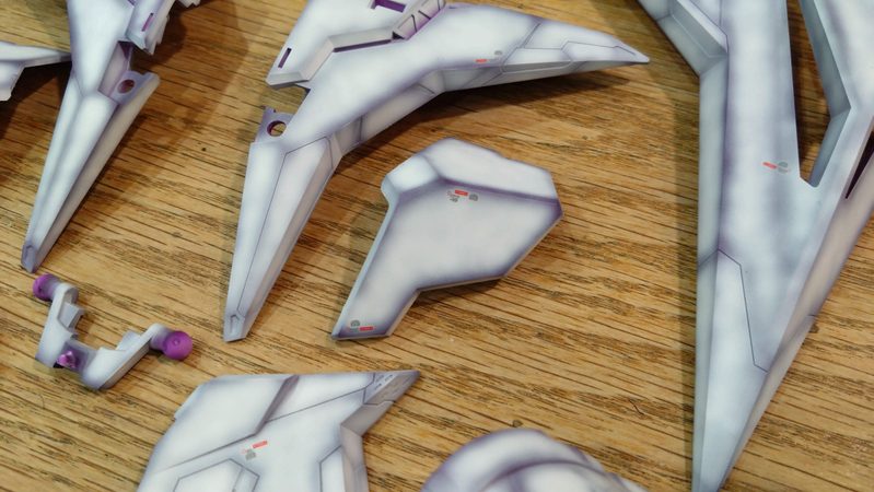 グラデーション塗装した白パーツのアップ3