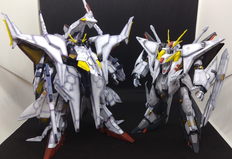 塗装されたペーネロペーとクスィーガンダムの全体像