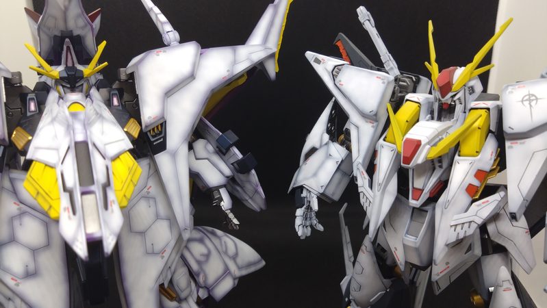 塗装されたペーネロペーとクスィーガンダムのアップ