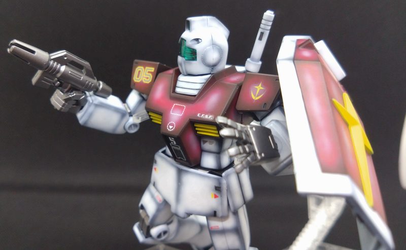 塗装後のジムがビームスプレーガンを構える