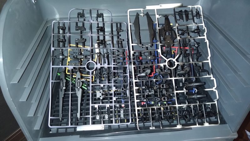 EGウイングガンダムのブラックサーフェイサーを吹いたランナー