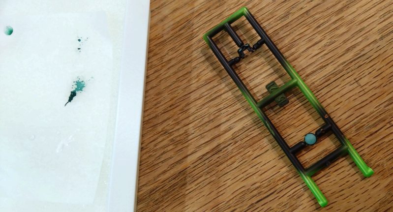ホワイトスカーを混ぜたキャリバングリーンを塗装した様子