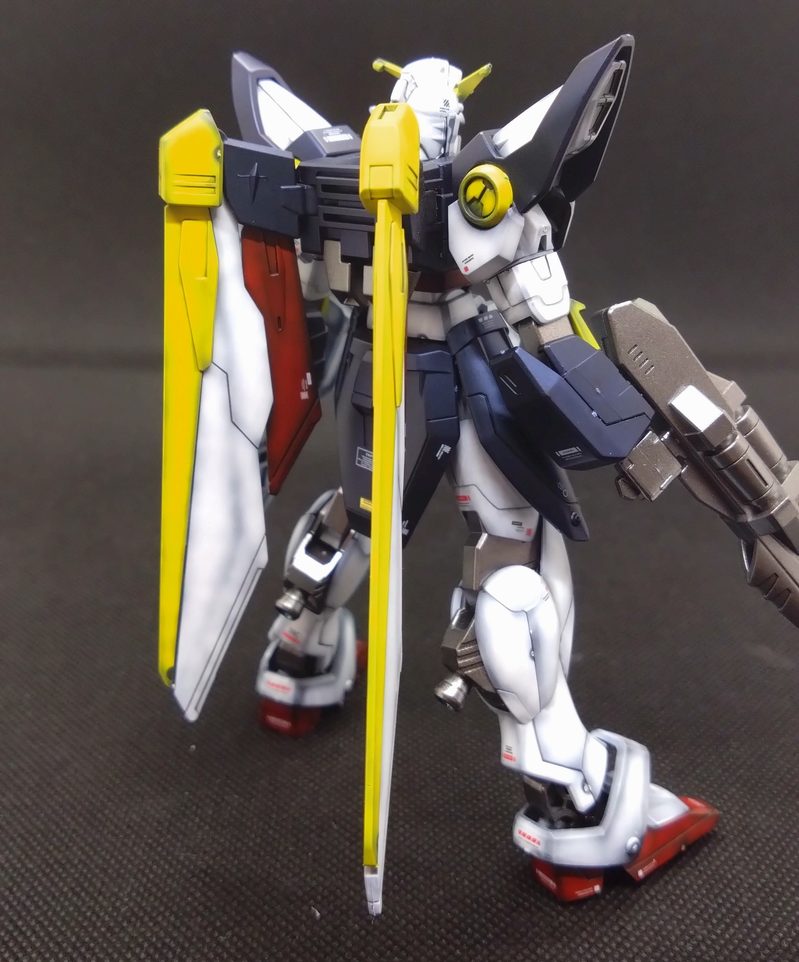EGウイングガンダム全塗装後の右斜め後ろ